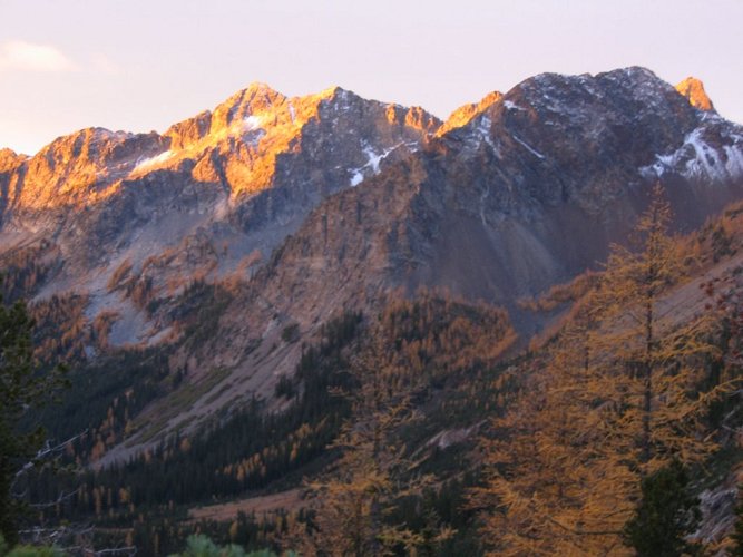 Morning alpenglow lit the tops of the on the west side of the valley, with the tip of Choral peeking out at the right-hand corner.